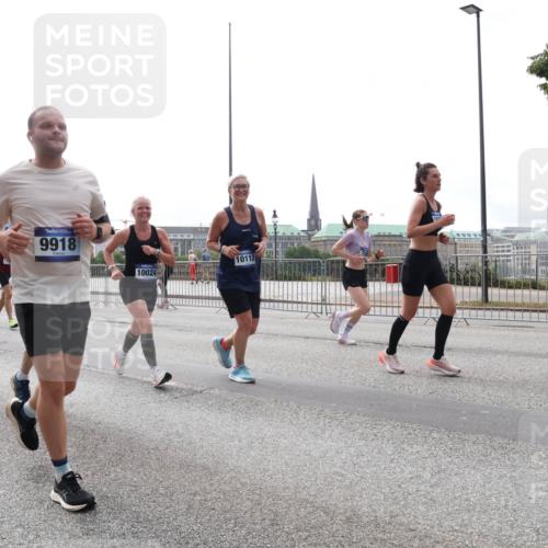 29.06.2025 - hella hamburg halbmarathon Lena Gebhardt http://msf.ph/oto/8295309 29.06.2025 10:36:39 Lombardsbrücke 8644, 15077, 9918, 10024, 10112, 1102, 1118, 1224, 1253, 1835, 1948, 1952, 1954, 2124, 2552, 2588, 3398, 3404, 3428, 3741, 3873, 3895, 4084, 4245, 4442, 4618, 4762, 4937, 4996, 5012, 5246, 5427, 5540, 5573, 5747, 5789, 5809, 5919, 6092, 6093, 6156, 6190, 6359, 6417, 6667, 7111, 7140, 7575, 7576, 7632, 7773, 8498, 8499, 8530, 8581, 8936, 8937, 8945, 9115, 9117, 9229, 9295, 9500, 9694, 13265, 15077, 17156, 17807, 18152, 18488 meine-sportfotos.de