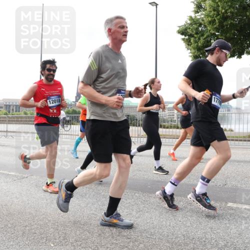 29.06.2025 - hella hamburg halbmarathon Lena Gebhardt http://msf.ph/oto/8295322 29.06.2025 10:21:29 Lombardsbrücke 16107, 12018, 17799, 1028, 1072, 1266, 1401, 1658, 1668, 2271, 2383, 2635, 2815, 2956, 2986, 3122, 3161, 3453, 3770, 3817, 3825, 3826, 4375, 4376, 4697, 4786, 5061, 5122, 5373, 5395, 5412, 5493, 5759, 5767, 5957, 6086, 6103, 6275, 6308, 6475, 6844, 7228, 7375, 7522, 7553, 7608, 7612, 7781, 8095, 8286, 8715, 8726, 8844, 8896, 9100, 9108, 9369, 9483, 9499, 9501, 9532, 9624, 10374, 10602, 10874, 11698, 12175, 12694, 13057, 13508 meine-sportfotos.de