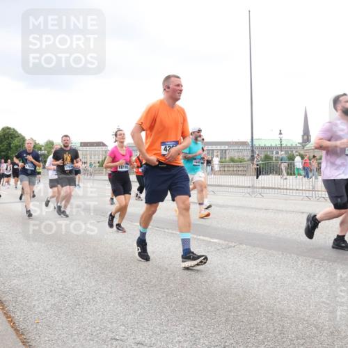 29.06.2025 - hella hamburg halbmarathon Lena Gebhardt http://msf.ph/oto/8295341 29.06.2025 10:56:04 Lombardsbrücke 16336, 17039, 17038, 18195, 42, 4470, 14452, 1113, 1738, 1909, 2095, 2793, 3101, 3244, 3257, 3268, 4083, 4265, 4354, 4470, 4473, 4836, 4896, 5220, 5222, 5306, 5575, 5580, 5693, 5757, 5994, 6055, 6056, 6113, 6257, 6494, 6594, 6968, 7025, 7028, 7516, 7616, 7969, 8005, 8110, 8305, 8517, 8527, 8532, 8533, 8648, 9435, 9548, 9606, 9838, 9861, 9865, 9948, 9953, 9956, 10094, 10436, 10438, 10449, 10593, 10640, 10740, 10784, 10987, 11903, 11962, 11963, 12695 meine-sportfotos.de