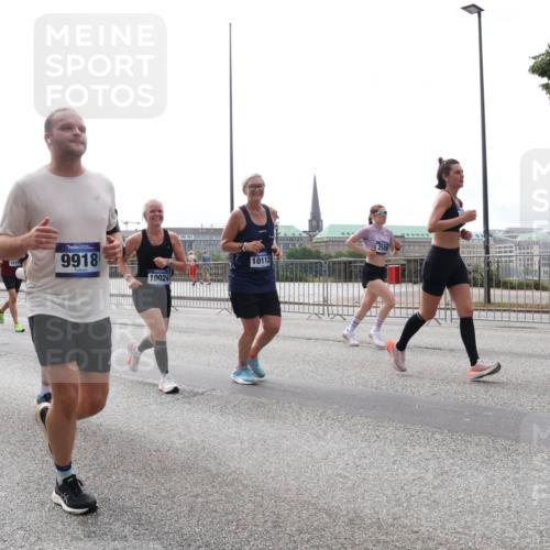 29.06.2025 - hella hamburg halbmarathon Lena Gebhardt http://msf.ph/oto/8295366 29.06.2025 10:36:39 Lombardsbrücke 15077, 1815, 9918, 10024, 10112, 1102, 1118, 1224, 1253, 1835, 1948, 1952, 1954, 2124, 2552, 2588, 3398, 3404, 3428, 3741, 3873, 3895, 4084, 4245, 4442, 4618, 4762, 4937, 4996, 5012, 5246, 5427, 5540, 5573, 5747, 5789, 5809, 5919, 6092, 6093, 6156, 6190, 6359, 6417, 6667, 7111, 7140, 7575, 7576, 7632, 7773, 8498, 8499, 8530, 8581, 8936, 8937, 8945, 9115, 9117, 9229, 9295, 9500, 9694, 13265, 15077, 17156, 17807, 18152, 18488 meine-sportfotos.de