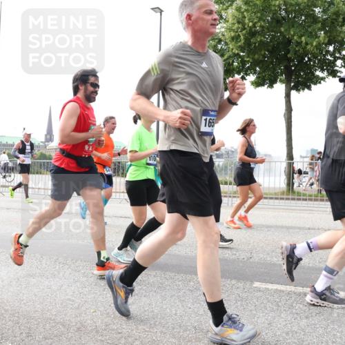 29.06.2025 - hella hamburg halbmarathon Lena Gebhardt http://msf.ph/oto/8295379 29.06.2025 10:21:29 Lombardsbrücke 910, 165, 1028, 1072, 1266, 1401, 1658, 1668, 2271, 2383, 2635, 2815, 2956, 2986, 3122, 3161, 3453, 3770, 3817, 3825, 3826, 4375, 4376, 4697, 4786, 5061, 5122, 5373, 5395, 5412, 5493, 5759, 5767, 5957, 6086, 6103, 6275, 6308, 6475, 6844, 7228, 7375, 7522, 7553, 7608, 7612, 7781, 8095, 8286, 8715, 8726, 8844, 8896, 9100, 9108, 9369, 9483, 9499, 9501, 9532, 9624, 10374, 10602, 10874, 11698, 12175, 12694, 13057, 13508 meine-sportfotos.de