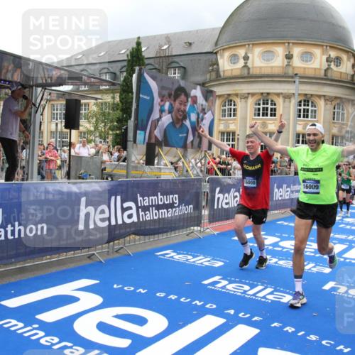 29.06.2025 - hella hamburg halbmarathon Michael Strokosch http://msf.ph/oto/8295380 29.06.2025 10:56:55 Ziel 1955, 2282, 2378, 2741, 2759, 3836, 5418, 6835, 7716, 13816, 15097, 16008, 16009, 16620, 16679, 17133 meine-sportfotos.de