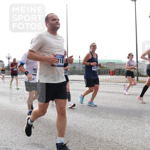 29.06.2025 - hella hamburg halbmarathon Lena Gebhardt http://msf.ph/oto/8295404 29.06.2025 10:36:39 Lombardsbrücke 18646, 18644, 15077, 1815, 18, 1024, 1011, 16239, 1102, 1118, 1224, 1253, 1835, 1948, 1952, 1954, 2124, 2552, 2588, 3398, 3404, 3428, 3741, 3873, 3895, 4084, 4245, 4442, 4618, 4762, 4937, 4996, 5012, 5246, 5427, 5540, 5573, 5747, 5789, 5809, 5919, 6092, 6093, 6156, 6190, 6359, 6417, 6667, 7111, 7140, 7575, 7576, 7632, 7773, 8498, 8499, 8530, 8581, 8936, 8937, 8945, 9115, 9117, 9229, 9295, 9500, 9694, 13265, 15077, 17156, 17807, 18152, 18488 meine-sportfotos.de
