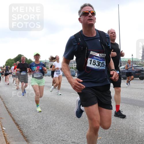 29.06.2025 - hella hamburg halbmarathon Lena Gebhardt http://msf.ph/oto/8295416 29.06.2025 10:46:46 Lombardsbrücke 1073, 1286, 1363, 1371, 1375, 1429, 1465, 1593, 1608, 1720, 1837, 1961, 1999, 2162, 2211, 2320, 2327, 2500, 2556, 2665, 2697, 2981, 3277, 3406, 3407, 3469, 3734, 3823, 4202, 4296, 4342, 4355, 4448, 4604, 5111, 5114, 5700, 5796, 5953, 6068, 6124, 6161, 6485, 6496, 6740, 7303, 7364, 7368, 7374, 7412, 7767, 7827, 8477, 8486, 8551, 8553, 8684, 8700, 8967, 9691, 10153, 10230, 12333, 12522, 13969, 14261, 15852, 16882, 16987 meine-sportfotos.de