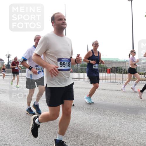 29.06.2025 - hella hamburg halbmarathon Lena Gebhardt http://msf.ph/oto/8295434 29.06.2025 10:36:39 Lombardsbrücke 18646, 18644, 15077, 10146, 9918, 10112, 16239, 1102, 1118, 1224, 1253, 1835, 1948, 1952, 1954, 2124, 2552, 2588, 3398, 3404, 3428, 3741, 3873, 3895, 4084, 4245, 4442, 4618, 4762, 4937, 4996, 5012, 5246, 5427, 5540, 5573, 5747, 5789, 5809, 5919, 6092, 6093, 6156, 6190, 6359, 6417, 6667, 7111, 7140, 7575, 7576, 7632, 7773, 8498, 8499, 8530, 8581, 8936, 8937, 8945, 9115, 9117, 9229, 9295, 9500, 9694, 13265, 15077, 17156, 17807, 18152, 18488 meine-sportfotos.de