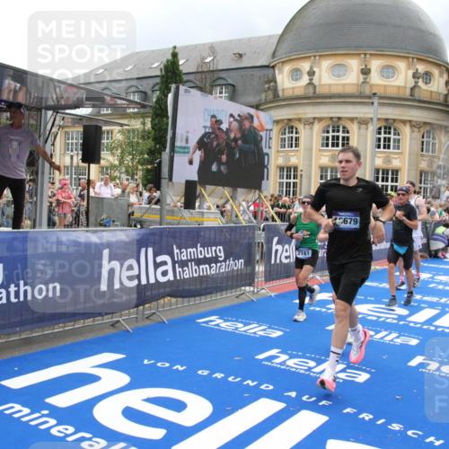 29.06.2025 - hella hamburg halbmarathon Michael Strokosch http://msf.ph/oto/8295535 29.06.2025 10:56:57 Ziel 1955, 2282, 2741, 2759, 5033, 5418, 6835, 7716, 11043, 13816, 14678, 15097, 16008, 16009, 16620, 16679 meine-sportfotos.de