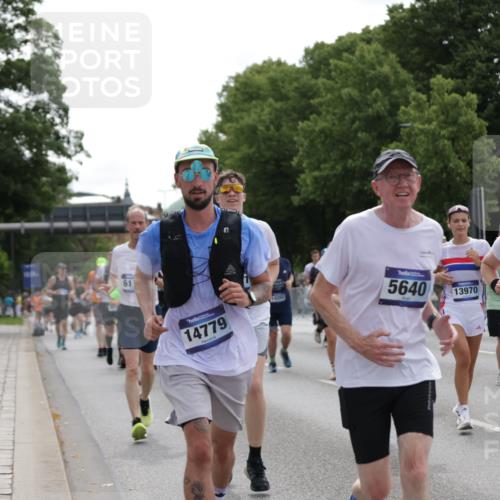 29.06.2025 - hella hamburg halbmarathon Jannik Wohlers http://msf.ph/oto/8295538 29.06.2025 10:36:41 Lombardsbrücke 1022, 1253, 1339, 1488, 1490, 1597, 1952, 1954, 2031, 2072, 2104, 2272, 2480, 3127, 3165, 3714, 4347, 4733, 5224, 5538, 5640, 5786, 6172, 6359, 6584, 6804, 7202, 7707, 8007, 8257, 8258, 8315, 8758, 9054, 9055, 10762, 10862, 10931, 11246, 11843, 12087, 12103, 12184, 12218, 12463, 12532, 13165, 13695, 13783, 13970, 13971, 14202, 14396, 14779, 14915, 15106, 15353, 15475, 15907, 16192, 16304, 16309, 16782, 16885, 17388, 17504, 17591, 17687, 17688, 17794, 18578 meine-sportfotos.de