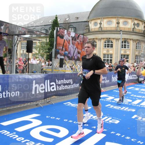 29.06.2025 - hella hamburg halbmarathon Michael Strokosch http://msf.ph/oto/8295596 29.06.2025 10:56:57 Ziel 1955, 2282, 2741, 2759, 5033, 5418, 6835, 7716, 11043, 13816, 14678, 15097, 16008, 16009, 16620, 16679 meine-sportfotos.de