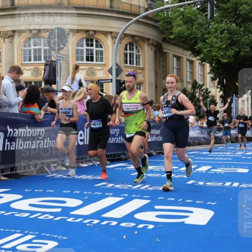 29.06.2025 - hella hamburg halbmarathon Strokosch-Dieckow http://msf.ph/oto/8295603 29.06.2025 10:51:41 Ziel 2396, 5008, 6286, 7224, 8710, 8819, 12224, 13327, 14012, 14458, 15427, 15496, 15727, 15831, 15899, 16907, 17682, 19007, 19020, 19053 meine-sportfotos.de
