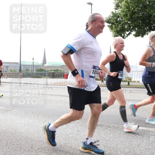 29.06.2025 - hella hamburg halbmarathon Lena Gebhardt http://msf.ph/oto/8295618 29.06.2025 10:36:40 Lombardsbrücke 18153, 101, 100, 10, 1102, 1118, 1224, 1253, 1835, 1948, 1952, 1954, 2124, 2552, 2588, 3165, 3398, 3404, 3428, 3741, 3873, 3895, 4084, 4245, 4442, 4618, 4762, 4937, 4996, 5012, 5246, 5427, 5540, 5573, 5747, 5789, 5809, 5919, 6092, 6093, 6156, 6190, 6359, 6417, 6667, 7140, 7575, 7576, 7632, 7773, 8498, 8499, 8530, 8936, 8937, 8945, 9115, 9117, 9229, 9295, 9500, 9694, 13265, 15077, 17156, 17807, 18152, 18488 meine-sportfotos.de