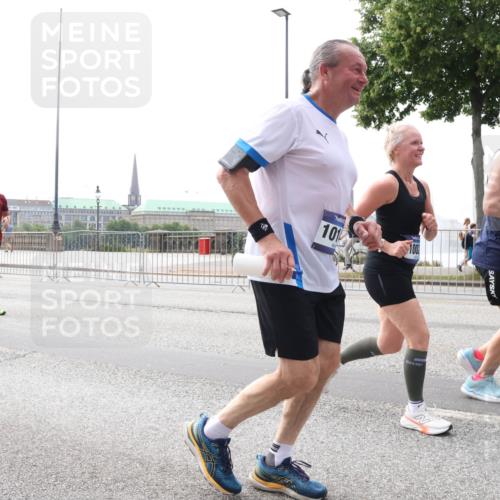 29.06.2025 - hella hamburg halbmarathon Lena Gebhardt http://msf.ph/oto/8295645 29.06.2025 10:36:40 Lombardsbrücke 18152, 1012, 100, 1102, 1118, 1224, 1253, 1835, 1948, 1952, 1954, 2124, 2552, 2588, 3165, 3398, 3404, 3428, 3741, 3873, 3895, 4084, 4245, 4442, 4618, 4762, 4937, 4996, 5012, 5246, 5427, 5540, 5573, 5747, 5789, 5809, 5919, 6092, 6093, 6156, 6190, 6359, 6417, 6667, 7140, 7575, 7576, 7632, 7773, 8498, 8499, 8530, 8936, 8937, 8945, 9115, 9117, 9229, 9295, 9500, 9694, 13265, 15077, 17156, 17807, 18152, 18488 meine-sportfotos.de