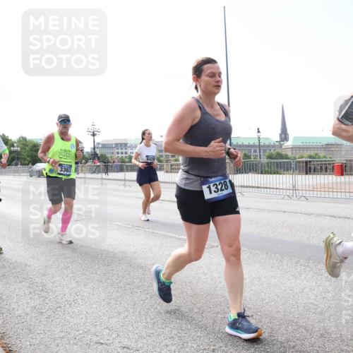 29.06.2025 - hella hamburg halbmarathon Lena Gebhardt http://msf.ph/oto/8295683 29.06.2025 10:11:59 Lombardsbrücke 1062, 1328, 1531, 1790, 1866, 1992, 2661, 3363, 4227, 5379, 5605, 7474, 7571, 8115, 8807, 8810, 9191, 9253, 9428, 9705, 10042, 10409, 10428, 11321, 11507, 11509, 11525, 11537, 11581, 11917, 12473, 13171, 13177, 13203, 13542, 13939, 13958, 14008, 14060, 14196, 14313, 14384, 15137, 15945, 16379, 16976, 17080, 17638, 17774, 17866, 18261, 18278, 18395, 18429, 18655 meine-sportfotos.de