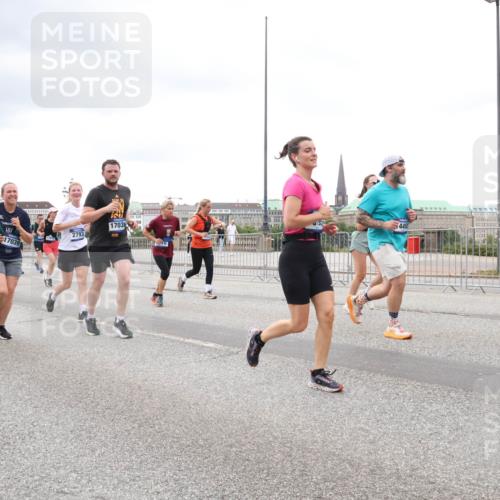 29.06.2025 - hella hamburg halbmarathon Lena Gebhardt http://msf.ph/oto/8295719 29.06.2025 10:56:06 Lombardsbrücke 16336, 15199, 17039, 17038, 2793, 4492, 1113, 1738, 1909, 2095, 2793, 3101, 3244, 3257, 3268, 4083, 4265, 4354, 4470, 4473, 4836, 4896, 5220, 5222, 5306, 5575, 5580, 5693, 5757, 5994, 6055, 6056, 6113, 6257, 6494, 6594, 6968, 7025, 7028, 7516, 7616, 7969, 8005, 8110, 8305, 8517, 8527, 8532, 8533, 8648, 8766, 9383, 9435, 9548, 9606, 9838, 9861, 9865, 9948, 9953, 9956, 10436, 10438, 10449, 10593, 10640, 10740, 10784, 10987, 11903, 11962, 11963, 12695 meine-sportfotos.de