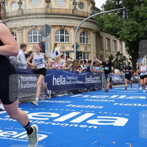 29.06.2025 - hella hamburg halbmarathon Strokosch-Dieckow http://msf.ph/oto/8295721 29.06.2025 10:51:43 Ziel 2396, 6286, 7224, 8710, 8819, 9793, 9959, 12224, 13327, 14012, 14458, 15427, 15496, 15727, 15831, 15899, 16907, 17682, 19020, 19053, 19137 meine-sportfotos.de