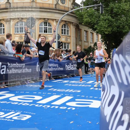 29.06.2025 - hella hamburg halbmarathon Strokosch-Dieckow http://msf.ph/oto/8295731 29.06.2025 10:51:44 Ziel 2396, 6286, 7224, 8710, 8819, 9793, 9959, 12224, 14012, 14458, 15427, 15496, 15727, 15831, 15899, 16907, 17682, 17815, 19020, 19053, 19137 meine-sportfotos.de