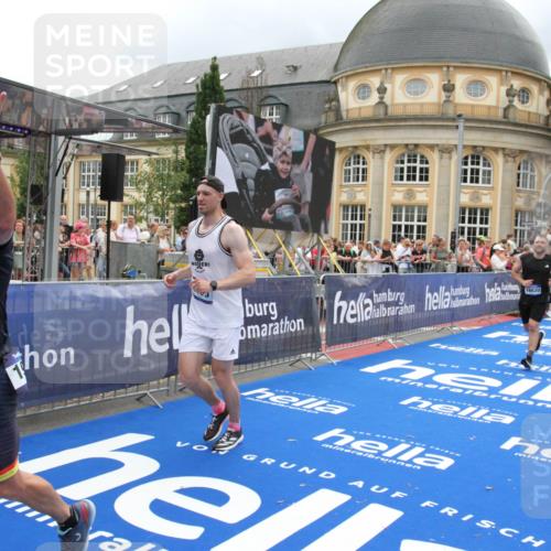 29.06.2025 - hella hamburg halbmarathon Michael Strokosch http://msf.ph/oto/8295786 29.06.2025 10:56:59 Ziel 1955, 2282, 2741, 2759, 5033, 5418, 6835, 7716, 8669, 11043, 11212, 11638, 14678, 15097, 16470, 16620, 16679 meine-sportfotos.de