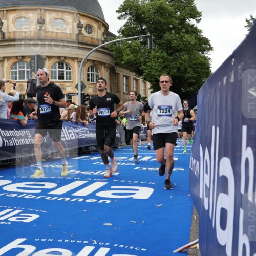 29.06.2025 - hella hamburg halbmarathon Strokosch-Dieckow http://msf.ph/oto/8295865 29.06.2025 10:51:48 Ziel 2396, 2818, 2823, 2880, 4297, 5102, 6286, 7224, 8710, 8819, 8856, 9793, 9959, 12224, 13799, 15427, 15690, 15727, 15831, 15899, 16907, 17682, 17815, 17962, 19053, 19137 meine-sportfotos.de