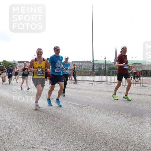 29.06.2025 - hella hamburg halbmarathon Lena Gebhardt http://msf.ph/oto/8295908 29.06.2025 10:36:41 Lombardsbrücke 3428, 1780, 1815, 18644, 077, 18488, 18646, 1102, 1118, 1224, 1253, 1835, 1948, 1952, 1954, 2124, 2552, 2588, 3165, 3398, 3404, 3428, 3741, 3873, 3895, 4084, 4245, 4442, 4618, 4762, 4937, 4996, 5012, 5246, 5427, 5540, 5573, 5747, 5789, 5809, 5919, 6093, 6156, 6190, 6359, 6417, 6667, 7140, 7575, 7576, 7632, 7773, 8498, 8499, 8530, 8936, 8937, 8945, 9115, 9117, 9229, 9295, 9500, 9694, 13265, 15077, 17156, 17807, 18152, 18488 meine-sportfotos.de