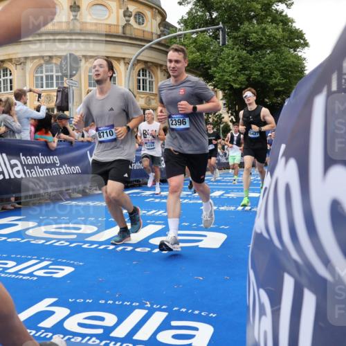 29.06.2025 - hella hamburg halbmarathon Strokosch-Dieckow http://msf.ph/oto/8295918 29.06.2025 10:51:49 Ziel 2396, 2818, 2823, 2880, 4297, 5102, 6286, 7224, 8710, 8819, 8856, 9793, 9959, 12224, 13799, 15427, 15690, 15727, 15831, 15899, 16907, 17682, 17815, 17962, 19053, 19137 meine-sportfotos.de