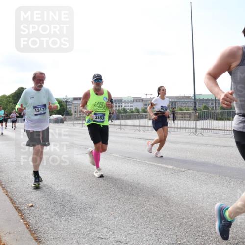 29.06.2025 - hella hamburg halbmarathon Lena Gebhardt http://msf.ph/oto/8295944 29.06.2025 10:11:59 Lombardsbrücke 1062, 1328, 1531, 1790, 1866, 1992, 2661, 3363, 4227, 5379, 5605, 7474, 7571, 8115, 8807, 8810, 9191, 9253, 9428, 9705, 10042, 10409, 10428, 11321, 11507, 11509, 11525, 11537, 11581, 11917, 12473, 13171, 13177, 13203, 13542, 13939, 13958, 14008, 14060, 14196, 14313, 14384, 15137, 15945, 16379, 16976, 17080, 17638, 17774, 17866, 18261, 18278, 18395, 18429, 18655 meine-sportfotos.de