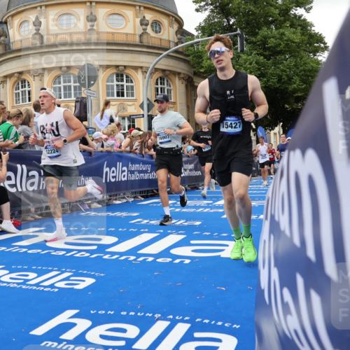 29.06.2025 - hella hamburg halbmarathon Strokosch-Dieckow http://msf.ph/oto/8295961 29.06.2025 10:51:50 Ziel 2396, 2818, 2823, 2880, 4297, 5102, 6286, 7224, 7724, 8710, 8819, 8856, 9793, 9959, 10057, 12224, 13799, 15427, 15690, 15727, 15831, 16907, 17682, 17815, 17962, 18869, 19053, 19137 meine-sportfotos.de