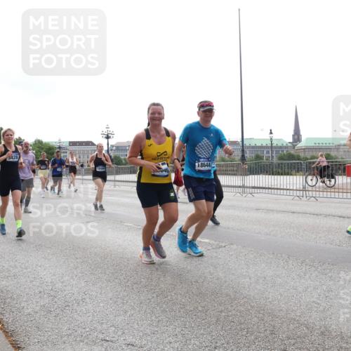 29.06.2025 - hella hamburg halbmarathon Lena Gebhardt http://msf.ph/oto/8295984 29.06.2025 10:36:41 Lombardsbrücke 3428, 18488, 046, 18644, 10, 4, 1815, 1102, 1118, 1224, 1253, 1835, 1948, 1952, 1954, 2124, 2552, 2588, 3165, 3398, 3404, 3428, 3741, 3873, 3895, 4084, 4245, 4442, 4618, 4762, 4937, 4996, 5012, 5246, 5427, 5540, 5573, 5747, 5789, 5809, 5919, 6093, 6156, 6190, 6359, 6417, 6667, 7140, 7575, 7576, 7632, 7773, 8498, 8499, 8530, 8936, 8937, 8945, 9115, 9117, 9229, 9295, 9500, 9694, 13265, 15077, 17156, 17807, 18152, 18488 meine-sportfotos.de