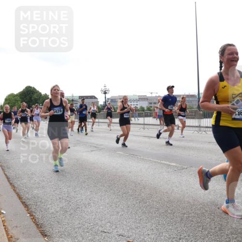 29.06.2025 - hella hamburg halbmarathon Lena Gebhardt http://msf.ph/oto/8296035 29.06.2025 10:36:42 Lombardsbrücke 17807, 3428, 1848, 20, 864, 7864, 1102, 1118, 1224, 1253, 1339, 1835, 1948, 1952, 1954, 2124, 2552, 2588, 3165, 3398, 3404, 3428, 3741, 3873, 3895, 4084, 4442, 4618, 4762, 4937, 4996, 5012, 5246, 5427, 5540, 5573, 5747, 5789, 5809, 5919, 6156, 6190, 6359, 6667, 7575, 7576, 7632, 7773, 8498, 8499, 8530, 8758, 8936, 8937, 8945, 9115, 9117, 9229, 9295, 9500, 9694, 13265, 15077, 17156, 17807, 18152, 18488 meine-sportfotos.de
