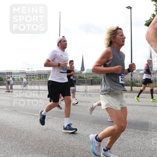 29.06.2025 - hella hamburg halbmarathon Lena Gebhardt http://msf.ph/oto/8296050 29.06.2025 10:21:31 Lombardsbrücke 1526, 22, 1028, 1072, 1266, 1401, 1658, 1668, 2172, 2271, 2383, 2529, 2635, 2815, 2956, 2986, 3122, 3161, 3453, 3770, 3817, 3825, 3826, 4289, 4375, 4376, 4697, 4786, 5122, 5373, 5395, 5412, 5493, 5759, 5767, 5957, 6086, 6103, 6275, 6308, 6475, 6805, 6844, 7228, 7375, 7522, 7553, 7608, 7612, 7672, 7781, 8095, 8286, 8715, 8726, 8844, 8896, 9100, 9108, 9369, 9483, 9499, 9501, 9532, 9624, 10374, 10602, 10874, 11698, 12175, 13057, 13508 meine-sportfotos.de