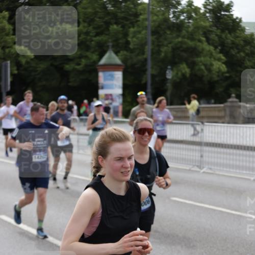 29.06.2025 - hella hamburg halbmarathon Jannik Wohlers http://msf.ph/oto/8296059 29.06.2025 10:36:45 Lombardsbrücke 1022, 1339, 1488, 1490, 1597, 2031, 2072, 2104, 2272, 2480, 3127, 3165, 3714, 4097, 4347, 4733, 5224, 5538, 5560, 5640, 5786, 5940, 6172, 6584, 6804, 7202, 7707, 8007, 8257, 8258, 8315, 8758, 8811, 9054, 9055, 10762, 10931, 11246, 11843, 11980, 12087, 12103, 12184, 12463, 12532, 13695, 13783, 13970, 13971, 14202, 14343, 14396, 14779, 14915, 15106, 15353, 15475, 15907, 16192, 16304, 16782, 17388, 17591, 17687, 17688, 17794, 18578, 18710 meine-sportfotos.de