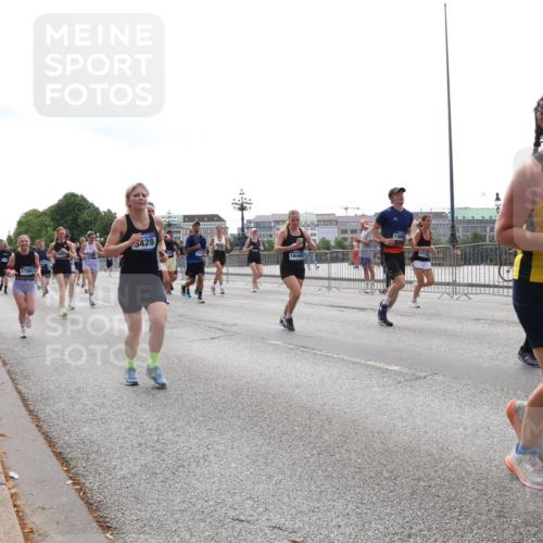 29.06.2025 - hella hamburg halbmarathon Lena Gebhardt http://msf.ph/oto/8296082 29.06.2025 10:36:42 Lombardsbrücke 17807, 428, 2004, 18, 1102, 1118, 1224, 1253, 1339, 1835, 1948, 1952, 1954, 2124, 2552, 2588, 3165, 3398, 3404, 3428, 3741, 3873, 3895, 4084, 4442, 4618, 4762, 4937, 4996, 5012, 5246, 5427, 5540, 5573, 5747, 5789, 5809, 5919, 6156, 6190, 6359, 6667, 7575, 7576, 7632, 7773, 8498, 8499, 8530, 8758, 8936, 8937, 8945, 9115, 9117, 9229, 9295, 9500, 9694, 13265, 15077, 17156, 17807, 18152, 18488 meine-sportfotos.de