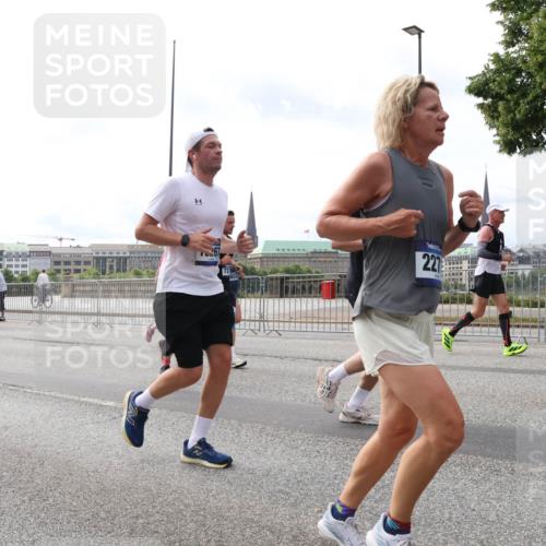 29.06.2025 - hella hamburg halbmarathon Lena Gebhardt http://msf.ph/oto/8296100 29.06.2025 10:21:31 Lombardsbrücke 227, 1028, 1072, 1266, 1401, 1658, 1668, 2172, 2271, 2383, 2529, 2635, 2815, 2956, 2986, 3122, 3161, 3453, 3770, 3817, 3825, 3826, 4289, 4375, 4376, 4697, 4786, 5122, 5373, 5395, 5412, 5493, 5759, 5767, 5957, 6086, 6103, 6275, 6308, 6475, 6805, 6844, 7228, 7375, 7522, 7553, 7608, 7612, 7672, 7781, 8095, 8286, 8715, 8726, 8844, 8896, 9100, 9108, 9369, 9483, 9499, 9501, 9532, 9624, 10374, 10602, 10874, 11698, 12175, 13057, 13508 meine-sportfotos.de