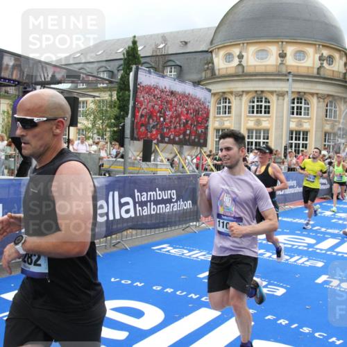 29.06.2025 - hella hamburg halbmarathon Michael Strokosch http://msf.ph/oto/8296103 29.06.2025 10:57:03 Ziel 1485, 2282, 2759, 4299, 5033, 8669, 11043, 11143, 11212, 11638, 14678, 15097, 16470, 16620, 16909, 18719, 19091 meine-sportfotos.de