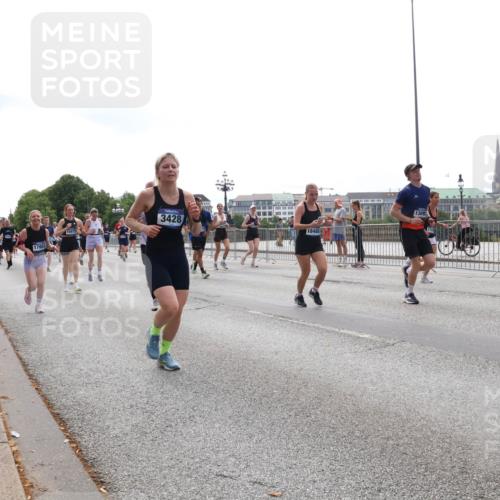 29.06.2025 - hella hamburg halbmarathon Lena Gebhardt http://msf.ph/oto/8296147 29.06.2025 10:36:42 Lombardsbrücke 3428, 17807, 18488, 1102, 1118, 1224, 1253, 1339, 1835, 1948, 1952, 1954, 2124, 2552, 2588, 3165, 3398, 3404, 3428, 3741, 3873, 3895, 4084, 4442, 4618, 4762, 4937, 4996, 5012, 5246, 5427, 5540, 5573, 5747, 5789, 5809, 5919, 6156, 6190, 6359, 6667, 7575, 7576, 7632, 7773, 8498, 8499, 8530, 8758, 8936, 8937, 8945, 9115, 9117, 9229, 9295, 9500, 9694, 13265, 15077, 17156, 17807, 18152, 18488 meine-sportfotos.de