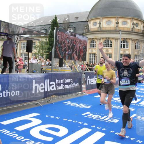 29.06.2025 - hella hamburg halbmarathon Michael Strokosch http://msf.ph/oto/8296191 29.06.2025 10:57:04 Ziel 1485, 2282, 2759, 4299, 5033, 8669, 11043, 11143, 11212, 11638, 13691, 14408, 14678, 15097, 16470, 16909, 18719, 19091 meine-sportfotos.de