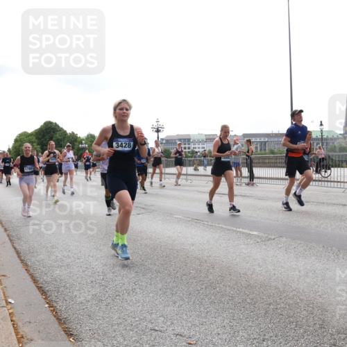29.06.2025 - hella hamburg halbmarathon Lena Gebhardt http://msf.ph/oto/8296198 29.06.2025 10:36:42 Lombardsbrücke 1780, 3428, 18488, 1102, 1118, 1224, 1253, 1339, 1835, 1948, 1952, 1954, 2124, 2552, 2588, 3165, 3398, 3404, 3428, 3741, 3873, 3895, 4084, 4442, 4618, 4762, 4937, 4996, 5012, 5246, 5427, 5540, 5573, 5747, 5789, 5809, 5919, 6156, 6190, 6359, 6667, 7575, 7576, 7632, 7773, 8498, 8499, 8530, 8758, 8936, 8937, 8945, 9115, 9117, 9229, 9295, 9500, 9694, 13265, 15077, 17156, 17807, 18152, 18488 meine-sportfotos.de