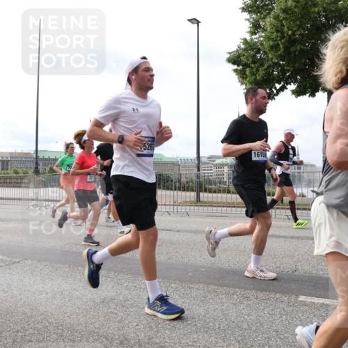 29.06.2025 - hella hamburg halbmarathon Lena Gebhardt http://msf.ph/oto/8296204 29.06.2025 10:21:31 Lombardsbrücke 5267, 1610, 227, 1028, 1072, 1266, 1401, 1658, 1668, 2172, 2271, 2383, 2529, 2635, 2815, 2956, 2986, 3122, 3161, 3453, 3770, 3817, 3825, 3826, 4289, 4375, 4376, 4697, 4786, 5122, 5373, 5395, 5412, 5493, 5759, 5767, 5957, 6086, 6103, 6275, 6308, 6475, 6805, 6844, 7228, 7375, 7522, 7553, 7608, 7612, 7672, 7781, 8095, 8286, 8715, 8726, 8844, 8896, 9100, 9108, 9369, 9483, 9499, 9501, 9532, 9624, 10374, 10602, 10874, 11698, 12175, 13057, 13508 meine-sportfotos.de