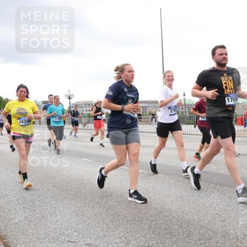29.06.2025 - hella hamburg halbmarathon Lena Gebhardt http://msf.ph/oto/8296223 29.06.2025 10:56:07 Lombardsbrücke 14221, 8532, 16336, 15199, 2793, 1703, 1113, 1738, 1909, 2095, 2793, 2915, 3101, 3244, 3257, 3268, 4083, 4265, 4354, 4470, 4473, 4836, 4896, 5220, 5222, 5306, 5575, 5580, 5693, 5757, 5994, 6055, 6056, 6113, 6257, 6494, 6594, 6690, 6968, 7025, 7028, 7516, 7616, 7969, 8005, 8110, 8305, 8517, 8527, 8532, 8533, 8648, 8766, 9383, 9435, 9548, 9606, 9838, 9861, 9865, 9948, 9953, 9956, 10436, 10438, 10449, 10593, 10640, 10740, 10784, 10987, 11903, 11962, 11963, 12695 meine-sportfotos.de
