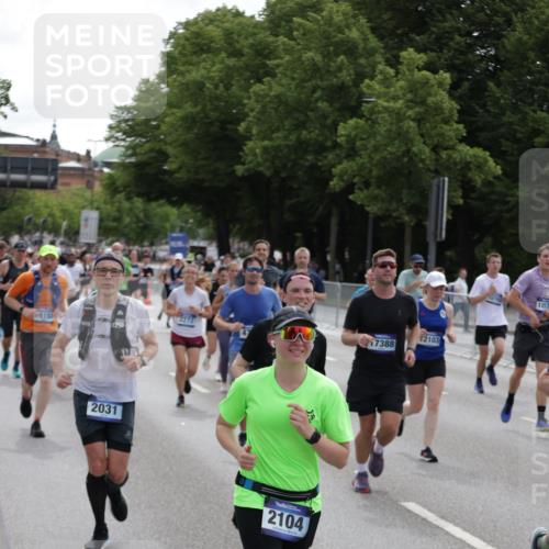 29.06.2025 - hella hamburg halbmarathon Jannik Wohlers http://msf.ph/oto/8296241 29.06.2025 10:36:46 Lombardsbrücke 1022, 1276, 1339, 1488, 1490, 1597, 2031, 2072, 2104, 2272, 2480, 3127, 3714, 4097, 4347, 4733, 5146, 5224, 5538, 5560, 5640, 5786, 5940, 6172, 6584, 6804, 7202, 7707, 8007, 8257, 8258, 8315, 8758, 8811, 9054, 9055, 10762, 10931, 11246, 11843, 11980, 12087, 12103, 12184, 12463, 12532, 13695, 13783, 13970, 13971, 14202, 14343, 14396, 14779, 14915, 15106, 15353, 15475, 15907, 16192, 16304, 16782, 16831, 17388, 17591, 17687, 17688, 17794, 18578, 18710 meine-sportfotos.de