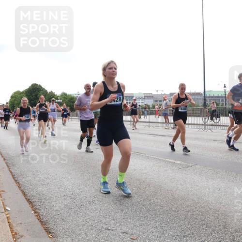 29.06.2025 - hella hamburg halbmarathon Lena Gebhardt http://msf.ph/oto/8296285 29.06.2025 10:36:43 Lombardsbrücke 16977, 428, 18488, 1102, 1118, 1224, 1253, 1339, 1835, 1948, 1952, 1954, 2124, 2552, 2588, 3165, 3398, 3404, 3428, 3741, 3873, 3895, 4084, 4442, 4618, 4762, 4937, 4996, 5012, 5246, 5427, 5540, 5573, 5747, 5789, 5809, 5919, 6156, 6190, 6359, 6667, 7632, 7773, 8498, 8499, 8530, 8758, 8936, 8937, 8945, 9115, 9117, 9229, 9295, 9500, 9694, 13265, 15077, 17156, 17807, 18152, 18488 meine-sportfotos.de