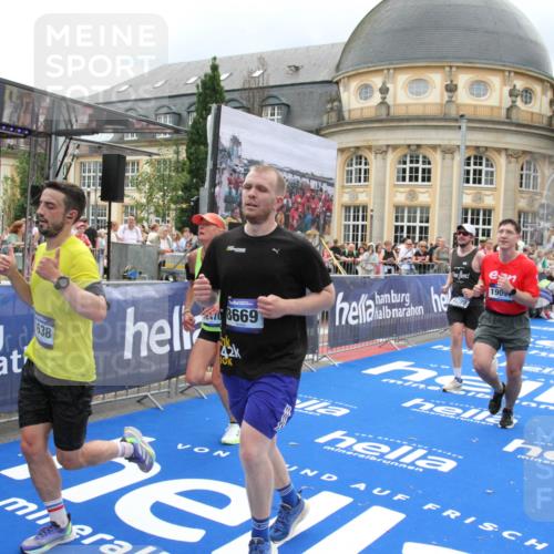 29.06.2025 - hella hamburg halbmarathon Michael Strokosch http://msf.ph/oto/8296296 29.06.2025 10:57:05 Ziel 1485, 4299, 5033, 8669, 11043, 11143, 11212, 11638, 13691, 14408, 14588, 14678, 16470, 16909, 17617, 18719, 19091 meine-sportfotos.de