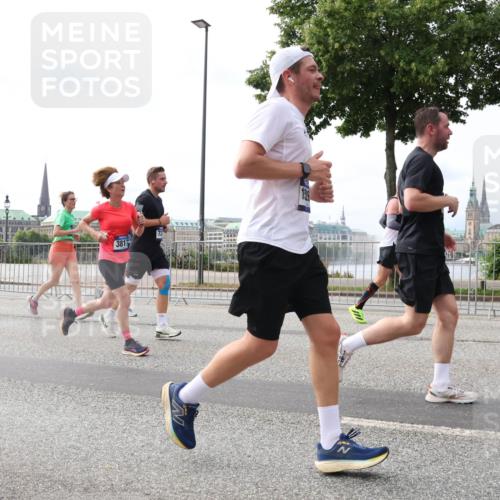 29.06.2025 - hella hamburg halbmarathon Lena Gebhardt http://msf.ph/oto/8296297 29.06.2025 10:21:32 Lombardsbrücke 3817, 1028, 1072, 1158, 1266, 1401, 1658, 1668, 2172, 2271, 2315, 2353, 2383, 2529, 2635, 2815, 2956, 2986, 3122, 3161, 3453, 3770, 3817, 3825, 3826, 4289, 4375, 4376, 4697, 4786, 5122, 5373, 5395, 5412, 5493, 5759, 5767, 5957, 6086, 6103, 6275, 6308, 6475, 6805, 6844, 7075, 7228, 7375, 7522, 7553, 7608, 7612, 7672, 7781, 8095, 8286, 8715, 8726, 8844, 8896, 9100, 9108, 9369, 9483, 9499, 9501, 9532, 9624, 10374, 10602, 10874, 11698, 12175, 13057 meine-sportfotos.de
