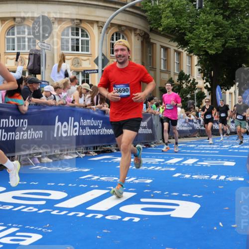 29.06.2025 - hella hamburg halbmarathon Strokosch-Dieckow http://msf.ph/oto/8296298 29.06.2025 10:51:57 Ziel 2818, 2823, 2880, 4033, 4297, 5102, 5336, 6390, 7130, 7409, 7724, 8413, 8856, 8977, 9959, 10057, 13799, 15356, 15506, 15690, 16179, 17815, 17962, 17978, 18869, 19137 meine-sportfotos.de
