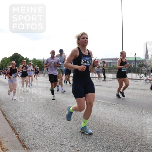 29.06.2025 - hella hamburg halbmarathon Lena Gebhardt http://msf.ph/oto/8296299 29.06.2025 10:36:43 Lombardsbrücke 17807, 16972, 3704, 3428, 18488, 1309, 1102, 1118, 1224, 1253, 1339, 1835, 1948, 1952, 1954, 2124, 2552, 2588, 3165, 3398, 3404, 3428, 3741, 3873, 3895, 4084, 4442, 4618, 4762, 4937, 4996, 5012, 5246, 5427, 5540, 5573, 5747, 5789, 5809, 5919, 6156, 6190, 6359, 6667, 7632, 7773, 8498, 8499, 8530, 8758, 8936, 8937, 8945, 9115, 9117, 9229, 9295, 9500, 9694, 13265, 15077, 17156, 17807, 18152, 18488 meine-sportfotos.de