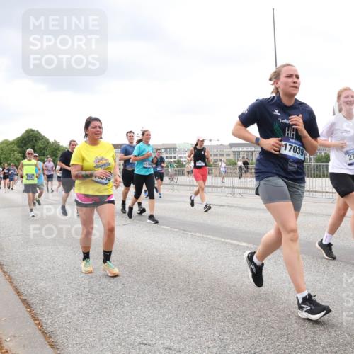29.06.2025 - hella hamburg halbmarathon Lena Gebhardt http://msf.ph/oto/8296308 29.06.2025 10:56:07 Lombardsbrücke 15199, 14221, 8532, 1362, 17039, 2793, 7516, 1832, 1113, 1738, 1909, 2095, 2793, 2915, 3101, 3244, 3257, 3268, 4083, 4265, 4354, 4470, 4473, 4836, 4896, 5220, 5222, 5306, 5575, 5580, 5693, 5757, 5994, 6055, 6056, 6113, 6257, 6494, 6594, 6690, 6968, 7025, 7028, 7516, 7616, 7969, 8005, 8110, 8305, 8517, 8527, 8532, 8533, 8648, 8766, 9383, 9435, 9548, 9606, 9838, 9861, 9865, 9948, 9953, 9956, 10436, 10438, 10449, 10593, 10640, 10740, 10784, 10987, 11903, 11962, 11963, 12695 meine-sportfotos.de