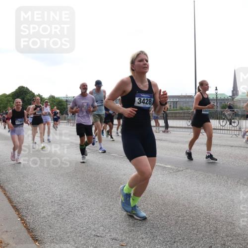 29.06.2025 - hella hamburg halbmarathon Lena Gebhardt http://msf.ph/oto/8296319 29.06.2025 10:36:43 Lombardsbrücke 3428, 1102, 1118, 1224, 1253, 1339, 1835, 1948, 1952, 1954, 2124, 2552, 2588, 3165, 3398, 3404, 3428, 3741, 3873, 3895, 4084, 4442, 4618, 4762, 4937, 4996, 5012, 5246, 5427, 5540, 5573, 5747, 5789, 5809, 5919, 6156, 6190, 6359, 6667, 7632, 7773, 8498, 8499, 8530, 8758, 8936, 8937, 8945, 9115, 9117, 9229, 9295, 9500, 9694, 13265, 15077, 17156, 17807, 18152, 18488 meine-sportfotos.de