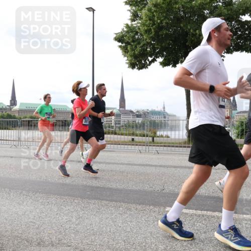 29.06.2025 - hella hamburg halbmarathon Lena Gebhardt http://msf.ph/oto/8296333 29.06.2025 10:21:32 Lombardsbrücke 7781, 381, 1028, 1072, 1158, 1266, 1401, 1658, 1668, 2172, 2271, 2315, 2353, 2383, 2529, 2635, 2815, 2956, 2986, 3122, 3161, 3453, 3770, 3817, 3825, 3826, 4289, 4375, 4376, 4697, 4786, 5122, 5373, 5395, 5412, 5493, 5759, 5767, 5957, 6086, 6103, 6275, 6308, 6475, 6805, 6844, 7075, 7228, 7375, 7522, 7553, 7608, 7612, 7672, 7781, 8095, 8286, 8715, 8726, 8844, 8896, 9100, 9108, 9369, 9483, 9499, 9501, 9532, 9624, 10374, 10602, 10874, 11698, 12175, 13057 meine-sportfotos.de