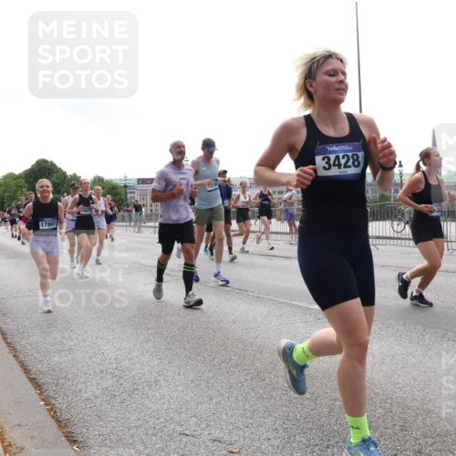 29.06.2025 - hella hamburg halbmarathon Lena Gebhardt http://msf.ph/oto/8296339 29.06.2025 10:36:43 Lombardsbrücke 17807, 15, 16977, 3428, 1102, 1118, 1224, 1253, 1339, 1835, 1948, 1952, 1954, 2124, 2552, 2588, 3165, 3398, 3404, 3428, 3741, 3873, 3895, 4084, 4442, 4618, 4762, 4937, 4996, 5012, 5246, 5427, 5540, 5573, 5747, 5789, 5809, 5919, 6156, 6190, 6359, 6667, 7632, 7773, 8498, 8499, 8530, 8758, 8936, 8937, 8945, 9115, 9117, 9229, 9295, 9500, 9694, 13265, 15077, 17156, 17807, 18152, 18488 meine-sportfotos.de