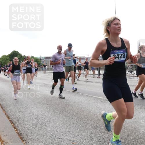 29.06.2025 - hella hamburg halbmarathon Lena Gebhardt http://msf.ph/oto/8296352 29.06.2025 10:36:43 Lombardsbrücke 17807, 16977, 704, 3428, 8488, 1102, 1118, 1224, 1253, 1339, 1835, 1948, 1952, 1954, 2124, 2552, 2588, 3165, 3398, 3404, 3428, 3741, 3873, 3895, 4084, 4442, 4618, 4762, 4937, 4996, 5012, 5246, 5427, 5540, 5573, 5747, 5789, 5809, 5919, 6156, 6190, 6359, 6667, 7632, 7773, 8498, 8499, 8530, 8758, 8936, 8937, 8945, 9115, 9117, 9229, 9295, 9500, 9694, 13265, 15077, 17156, 17807, 18152, 18488 meine-sportfotos.de
