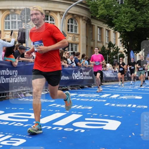 29.06.2025 - hella hamburg halbmarathon Strokosch-Dieckow http://msf.ph/oto/8296356 29.06.2025 10:51:57 Ziel 2818, 2823, 2880, 4033, 4297, 5102, 5336, 6390, 7130, 7409, 7724, 8413, 8856, 8977, 9959, 10057, 13799, 15356, 15506, 15690, 16179, 17815, 17962, 17978, 18869, 19137 meine-sportfotos.de