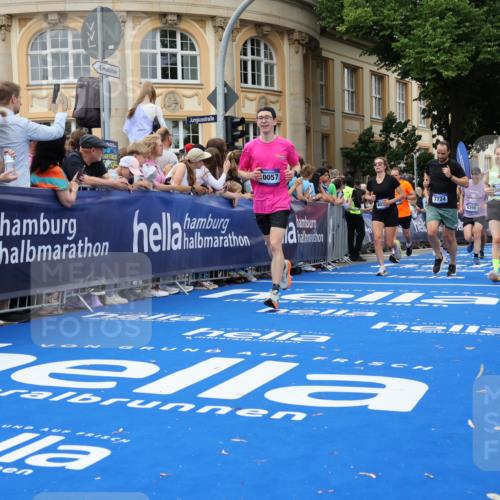 29.06.2025 - hella hamburg halbmarathon Strokosch-Dieckow http://msf.ph/oto/8296362 29.06.2025 10:51:58 Ziel 2818, 2823, 2880, 4033, 4297, 5102, 5336, 6390, 7130, 7409, 7724, 7732, 8413, 8856, 8977, 10057, 13799, 15356, 15506, 15690, 15829, 16179, 16666, 17815, 17962, 17978, 18869 meine-sportfotos.de
